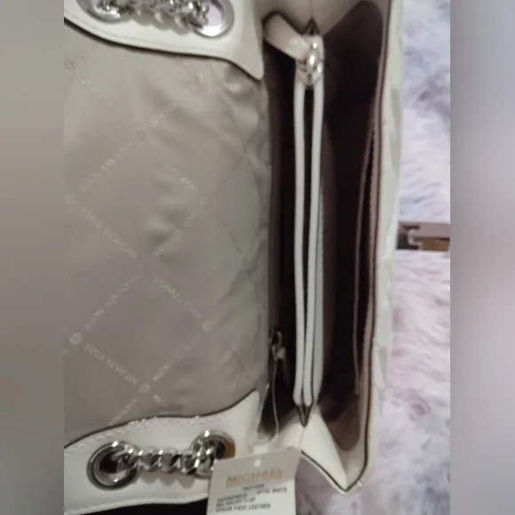 Host Pick✨Micheal Kors Peyton MED shoulder flap optic white bag NewW/Defects - Picture 6 of 17